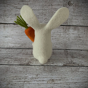 Сувенир Кролик с морковкой белый