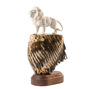 Композиция Лев на скале